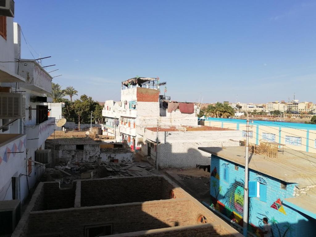 - une vue depuis le toit d'un bâtiment dans l'établissement Zohra Guest House, à Assouan