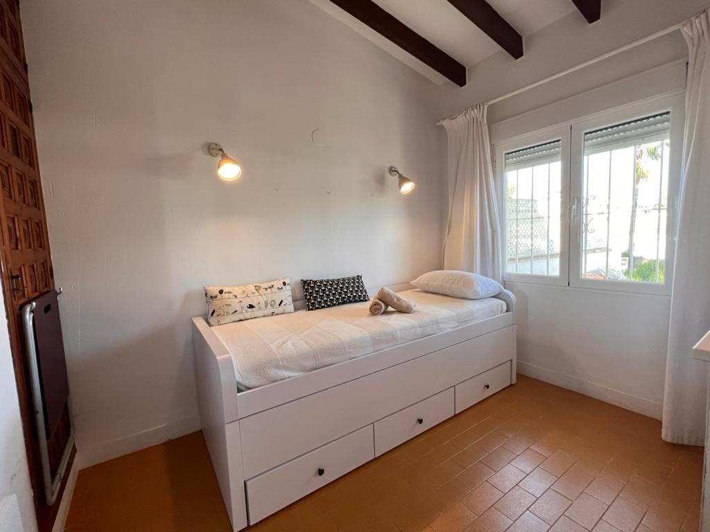Postel nebo postele na pokoji v ubytování Cristina by Sun & Sea Homes