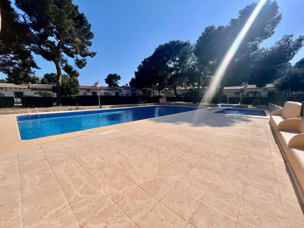 Bazén v ubytování Cristina by Sun & Sea Homes nebo v jeho okolí
