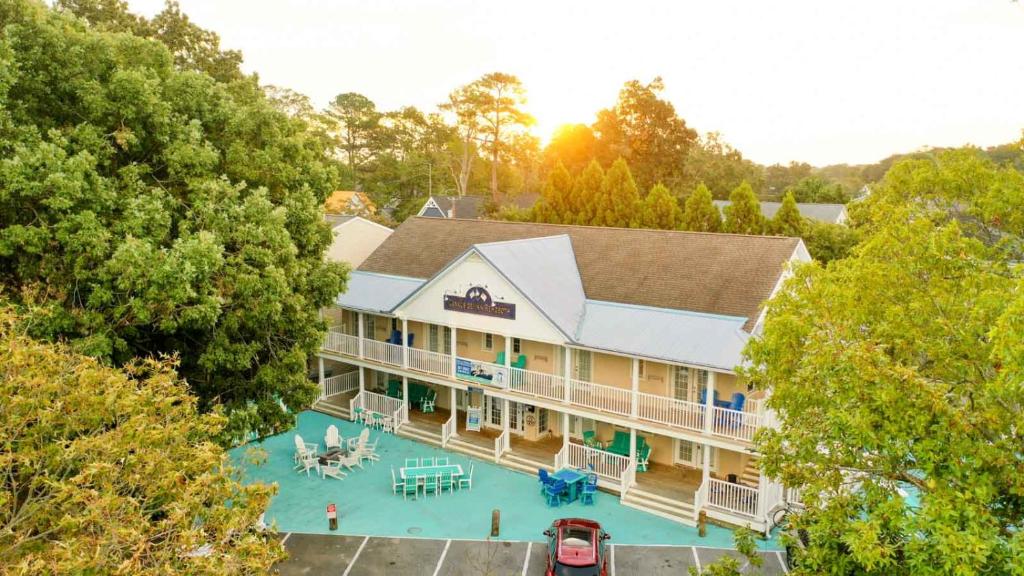 里霍伯斯灘的住宿－河岸酒店，享有带游泳池的旅馆空中景致