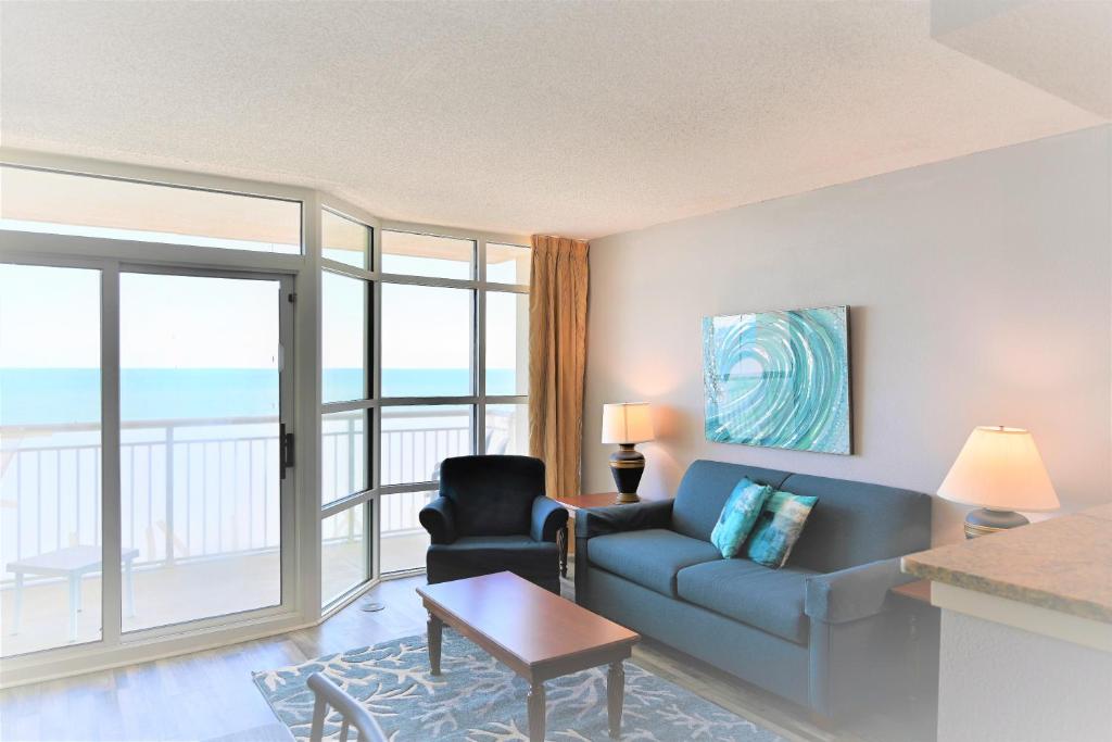 - un salon avec un canapé et une table dans l'établissement Amazing Ocean Views CB 20th Floor, à Myrtle Beach