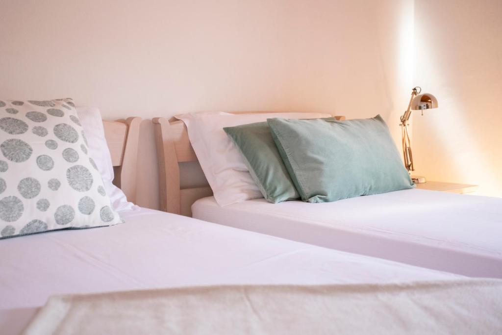 Postel nebo postele na pokoji v ubytování IseoLakeRental - Casa del Pescatore