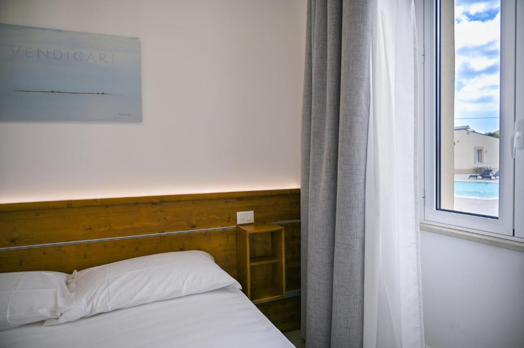 Postel nebo postele na pokoji v ubytování Dimora Savarino Marzamemi Suites with pool