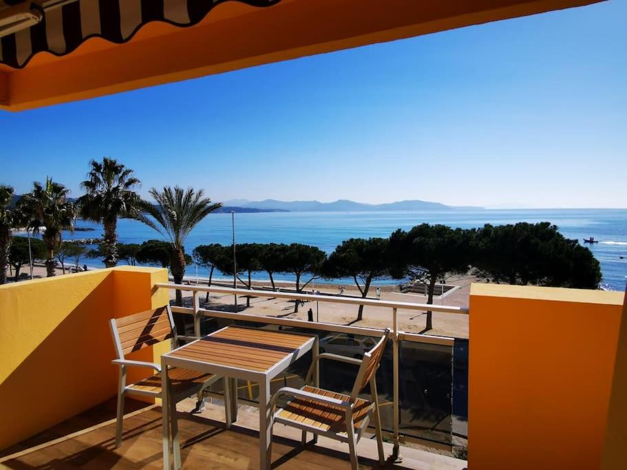 un tavolo e sedie su un balcone con vista sulla spiaggia di SoléRio - Studio Climatisé Face à la mer a La Ciotat