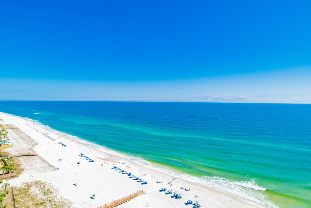 una vista aerea di una spiaggia con sedie e l'oceano di Beach Colony West Penthouse 2A By Pkrm a Pensacola