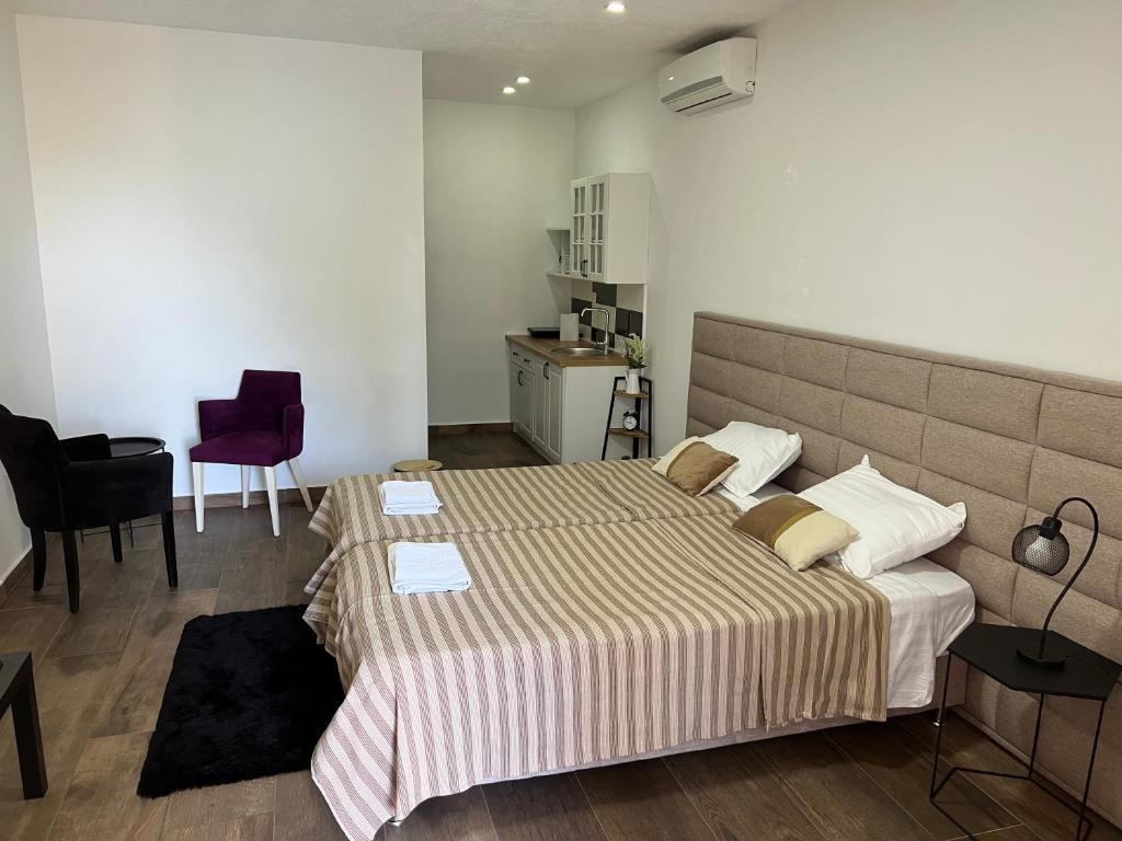 um quarto com uma cama grande e uma cozinha em Studio apartment Vukcevic 2 em Podgorica