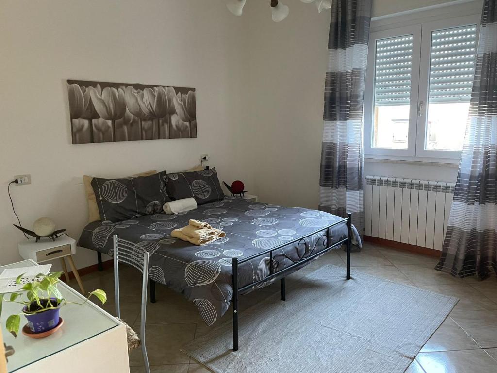 ein Wohnzimmer mit einem Bett und einem Sofa in der Unterkunft Casina Gentili in Perugia