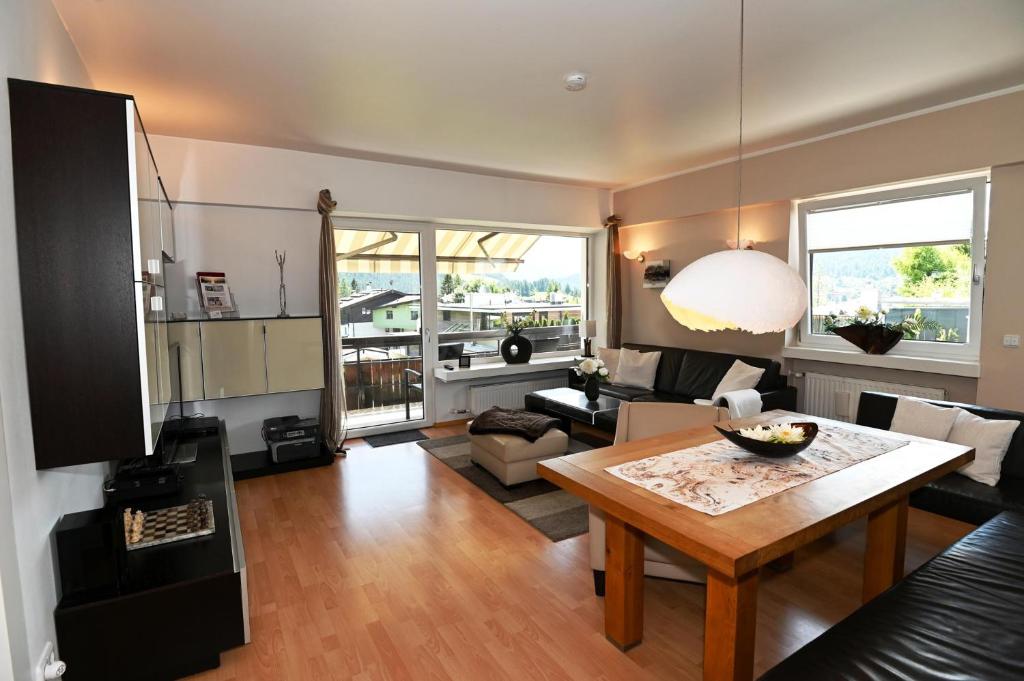 Posezení v ubytování Berghaus Tirol - Luxus Apartement