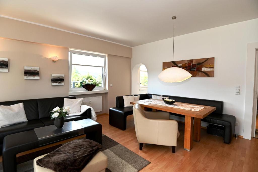 Posezení v ubytování Berghaus Tirol - Luxus Apartement