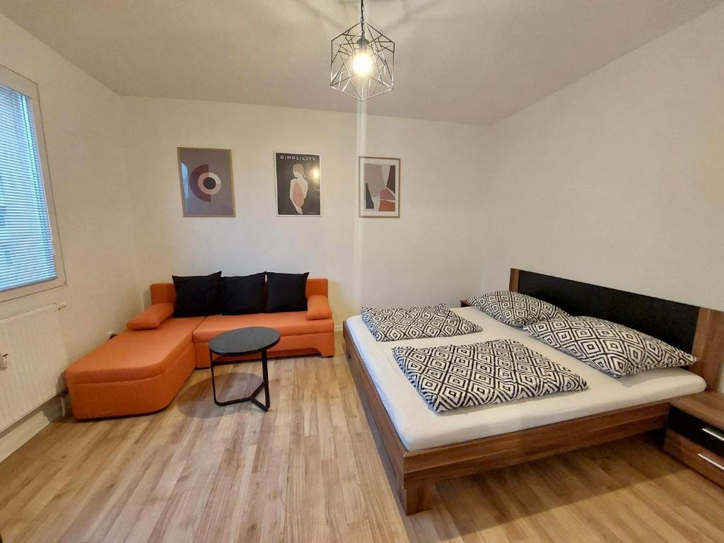 - un salon avec deux lits et un canapé dans l'établissement Útulný apartmán v centre BB, à Banská Bystrica