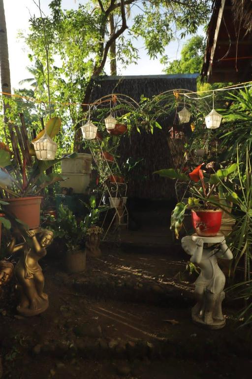Um jardim no exterior de SHUKRAN Apartelle