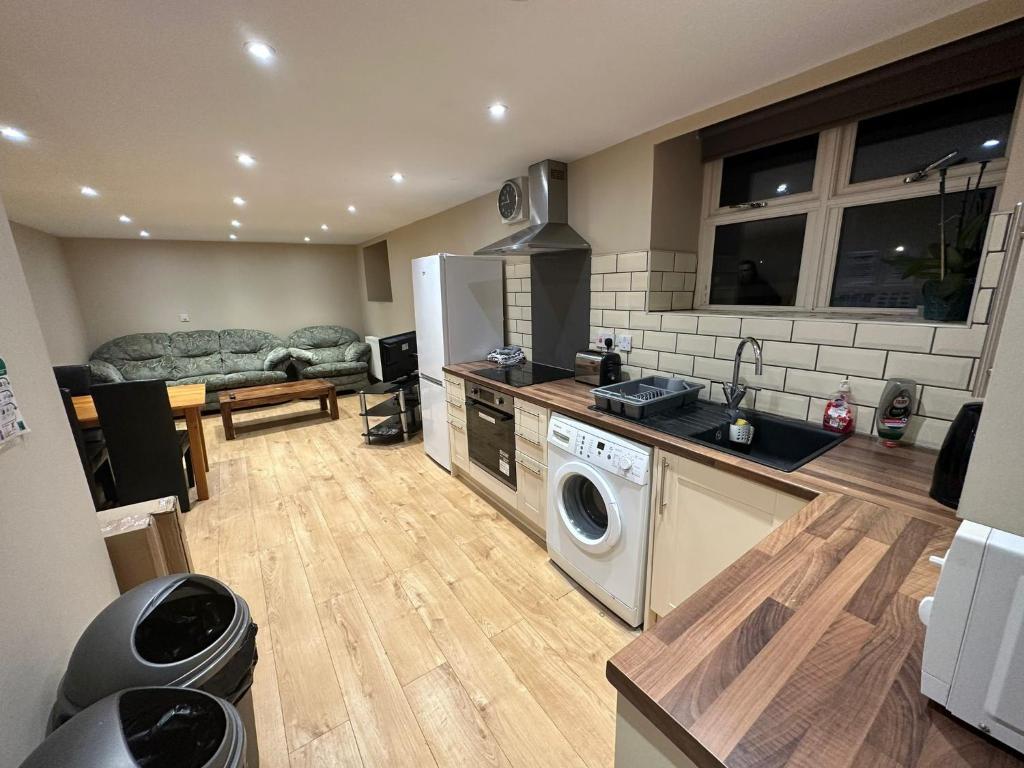 a kitchen with a washer and dryer in a room at HOMELY APARTMENT IN THE CENTRE in Boston