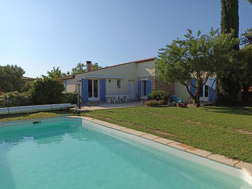 uma grande piscina em frente a uma casa em Villa avec piscine aux pieds des collines de Marcel Pagnol em Allauch