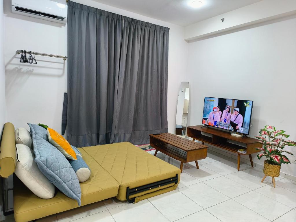 峇六拜的住宿－The Sun 1 or 3BR Bayan Lepas 4 to 10 pax，带沙发和平面电视的客厅