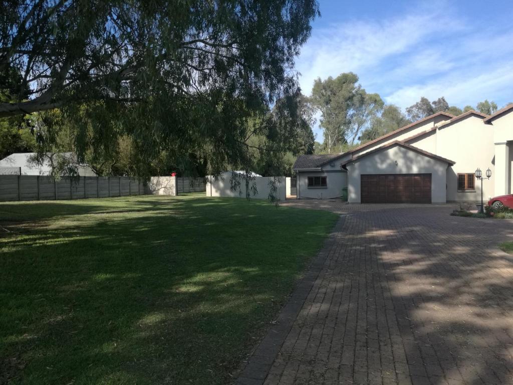 une grande cour avec une maison et une allée dans l'établissement Home away from Home - The Estate, à Benoni