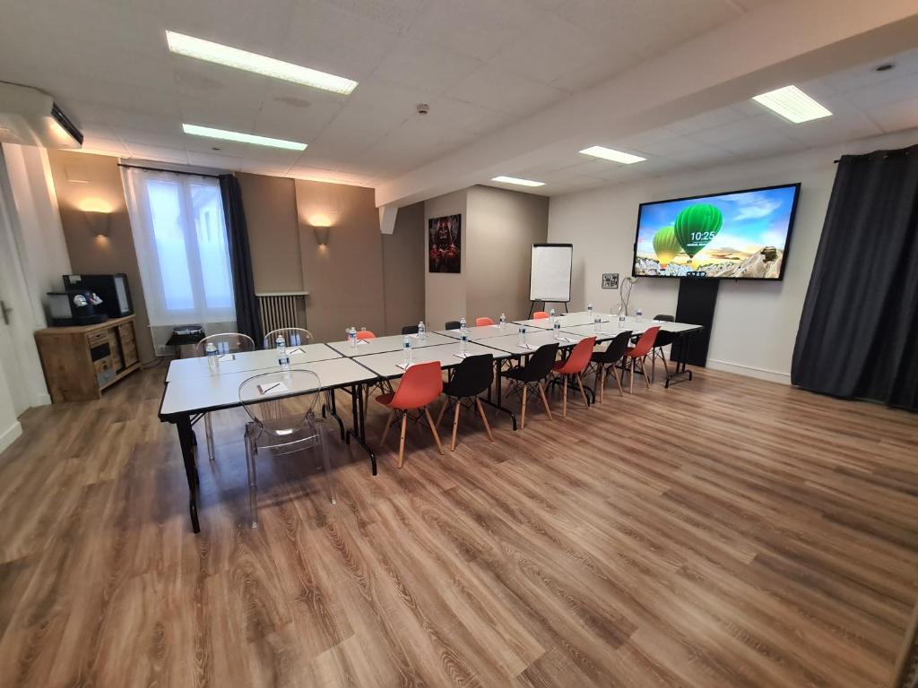 Kuchyň nebo kuchyňský kout v ubytování HOTEL & SPA Le Renard Centre