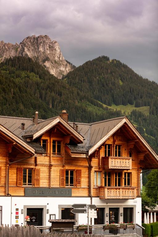 Nespecifikovaný výhled na hory nebo výhled na hory při pohledu z hotelu