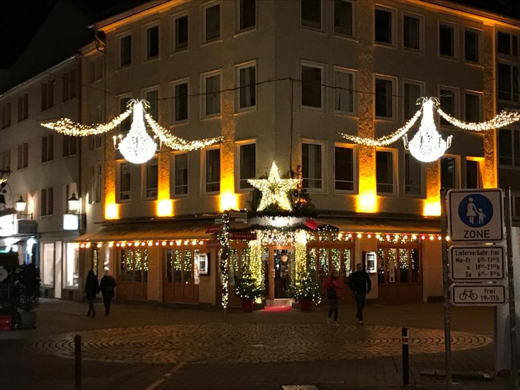 ein Gebäude mit Weihnachtslichtern davor in der Unterkunft City Appartement 1 Hannover Altstadt in Hannover