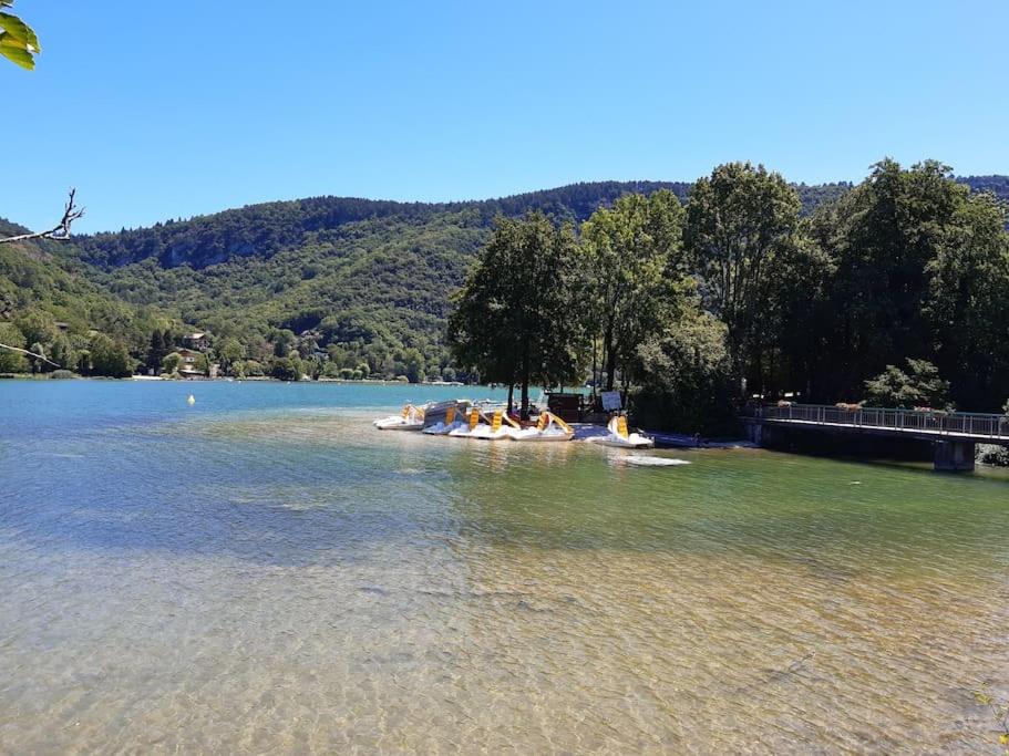 Zdjęcie z galerii obiektu LA CABANE D'HARMONY ÎLE CHAMBOD 4 chambres w mieście Echallon