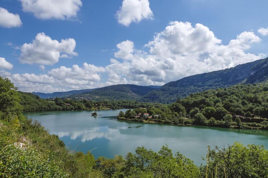 Zdjęcie z galerii obiektu LA CABANE D'HARMONY ÎLE CHAMBOD 4 chambres w mieście Echallon