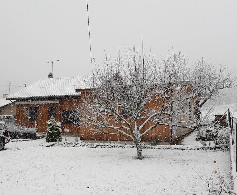 Zdjęcie z galerii obiektu LA CABANE D'HARMONY ÎLE CHAMBOD 4 chambres w mieście Echallon