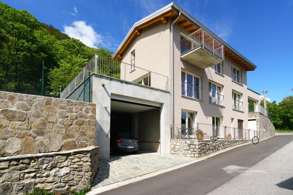 un edificio con un garaje con un coche en Appartamento Alex - pace e relax sul Lago di Como, en Gera Lario