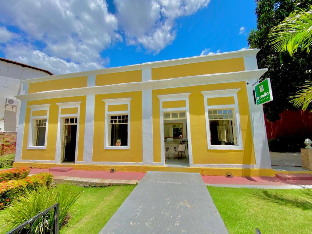 O Canto Pousada في ببرانا: منزل صغير أصفر وبيضاء على باحة