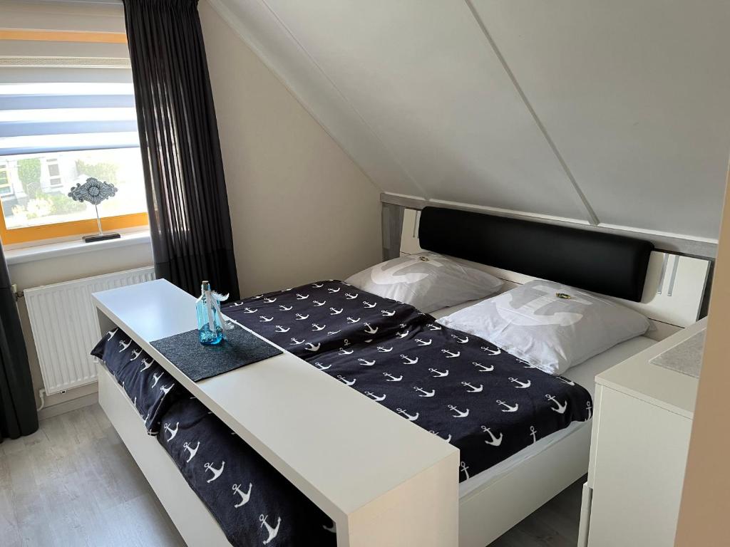 Postel nebo postele na pokoji v ubytování Perle am Ijsselmeer mit eigenem Tretboot