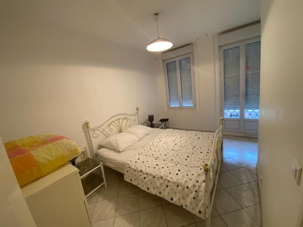 ル・トレポールにあるVilla Garanceの小さなベッドルーム(ベッド1台、窓付)