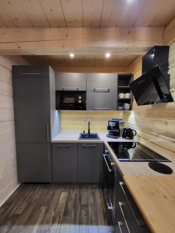 Kuchyň nebo kuchyňský kout v ubytování Dom pod Baranią - Wisła - sauna, jacuzzi, tężnia & widok na góry