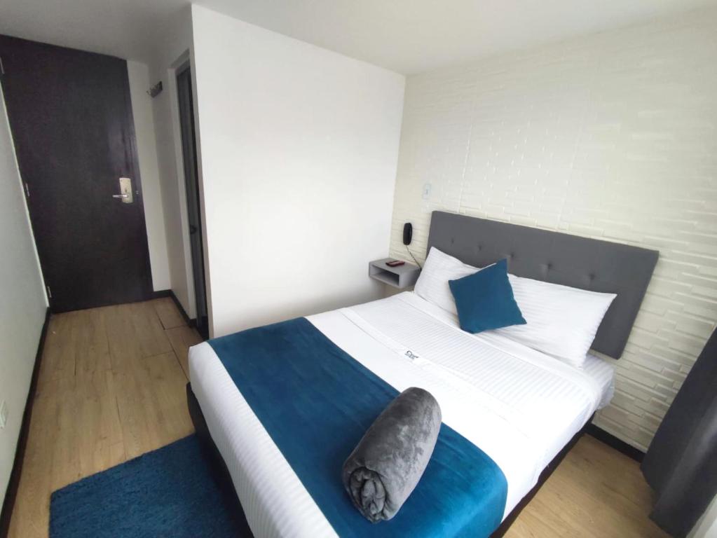 Postel nebo postele na pokoji v ubytování Hotel CGH Bogota Airport