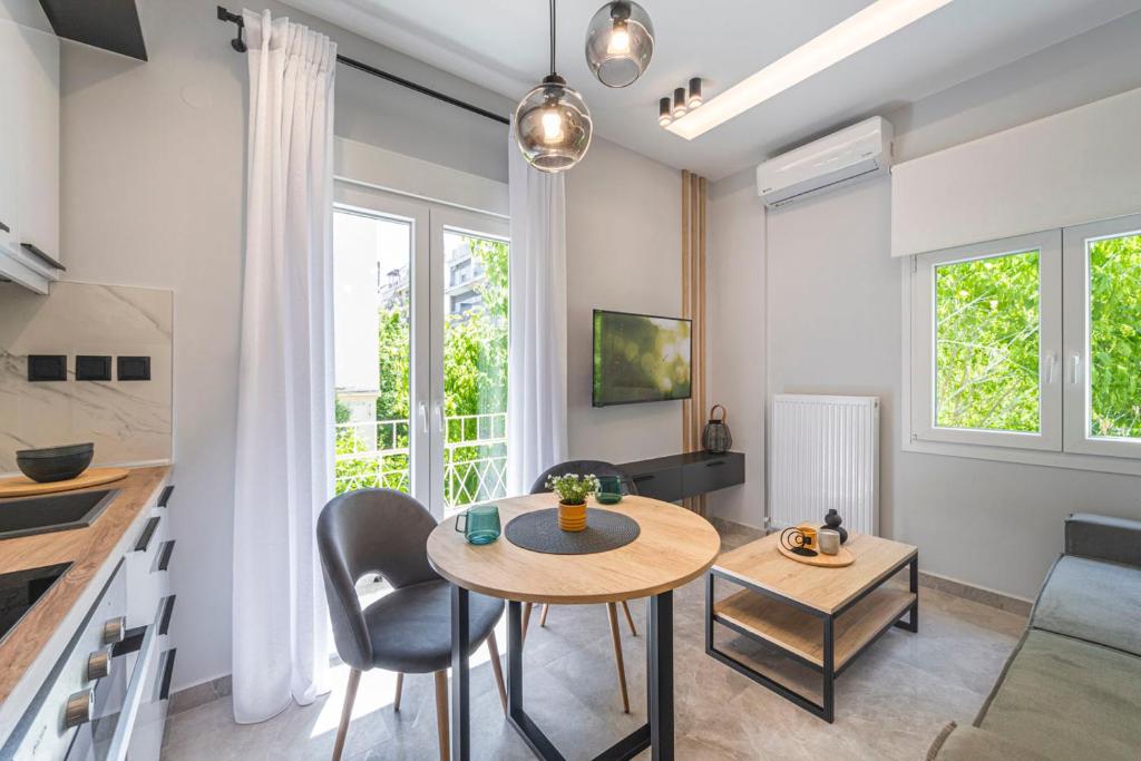 cocina y sala de estar con mesa y sillas en ARES - Standard Suite, en Tesalónica