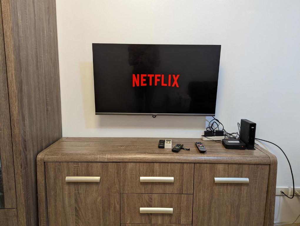 Cinema at Mplace 55 Inch Smart TV google home-music Unliwifi Cooking , Pool extra pay - Housity