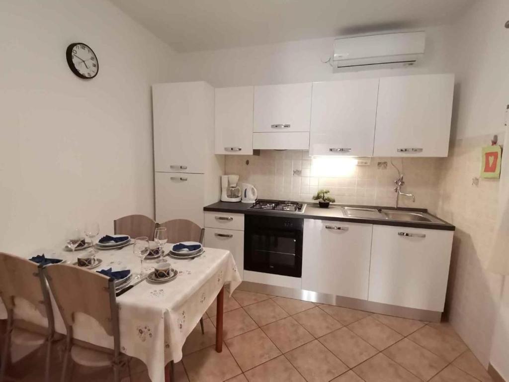 Kuchyň nebo kuchyňský kout v ubytování Apartman Krčina