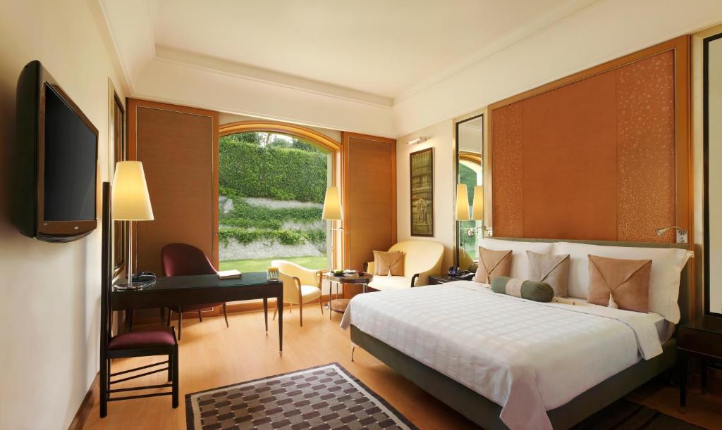 Postel nebo postele na pokoji v ubytování Trident Gurgaon