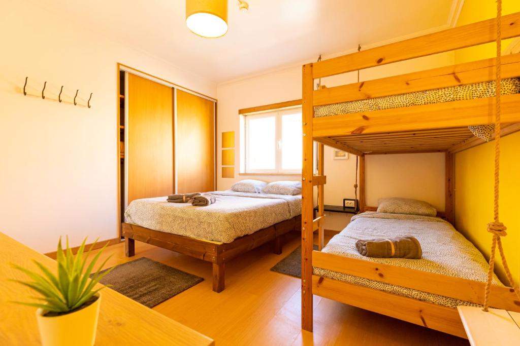 Pineapple Surf House - Quadruple Room With Shared Bathroom
