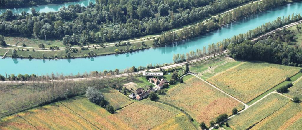 una vista aerea su un fiume e su una fattoria di Gite D'étape Et De Séjour Les Sables a Brégnier-Cordon