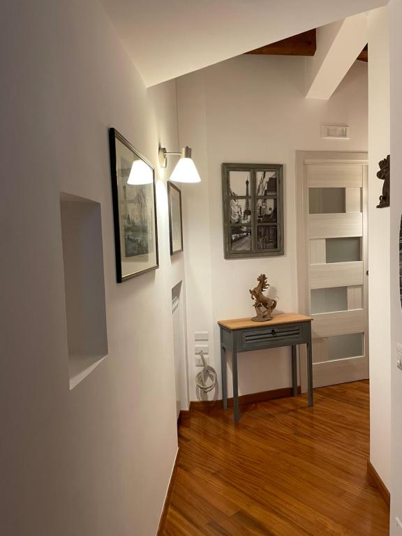 een kamer met een tafel en een deur met een plank bij Ribo Apartments in Angri