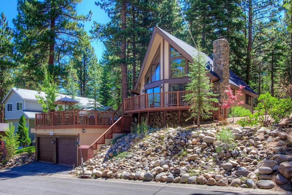サウス・レイクタホにあるRocky Top Retreat homeの岩山の上にデッキ付きの大家