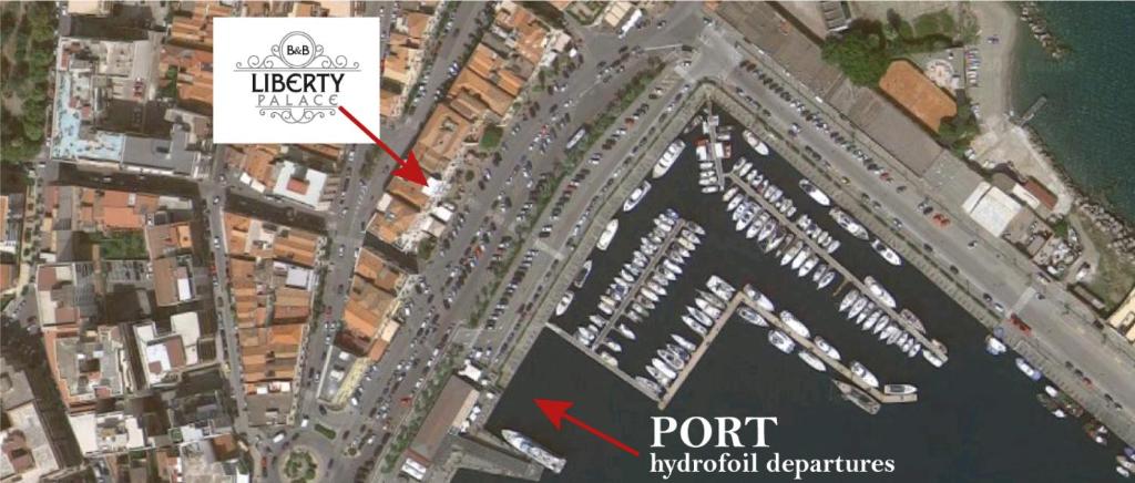 eine Karte eines Hafens mit einem roten Pfeil in der Unterkunft Liberty Palace in Milazzo