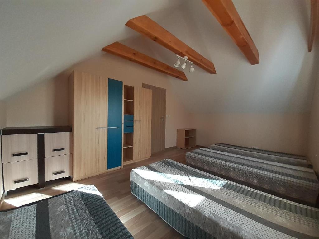 Mörken的住宿－Dom Wiśniowy Zakątek，带木天花板的三张床