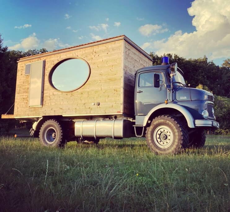 un camión con una casa en la parte trasera en Zinipi Lodge am Oldtimer auf Demeterhof Michlbauer, en Ursensollen