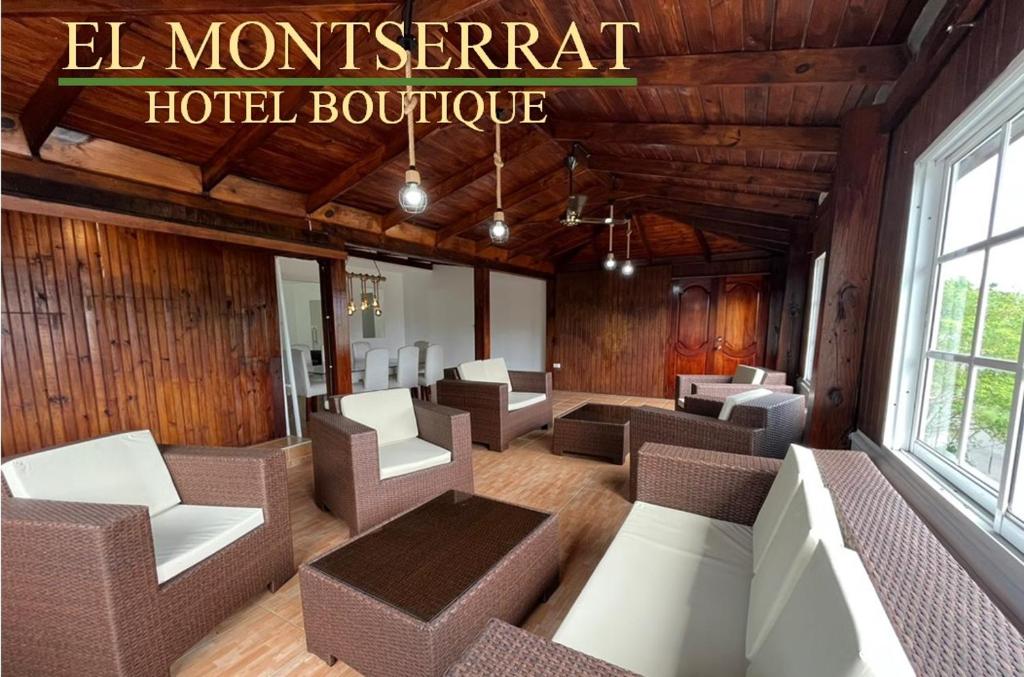El Montserrat - Hotel Boutique في سانتياغو دي لوس كاباليروس: لوبي فيه كنب وكراسي في غرفة الفندق