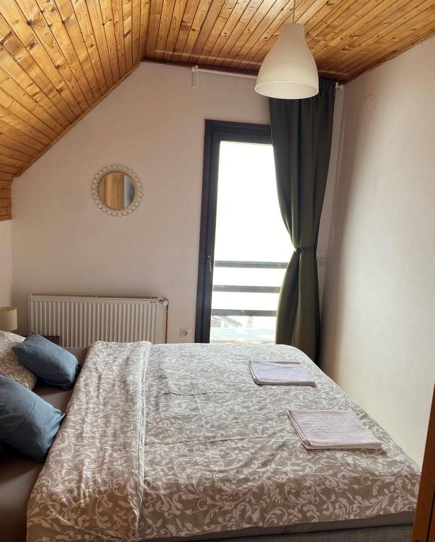Letto o letti in una camera di Kuća sa pogledom na Tornik