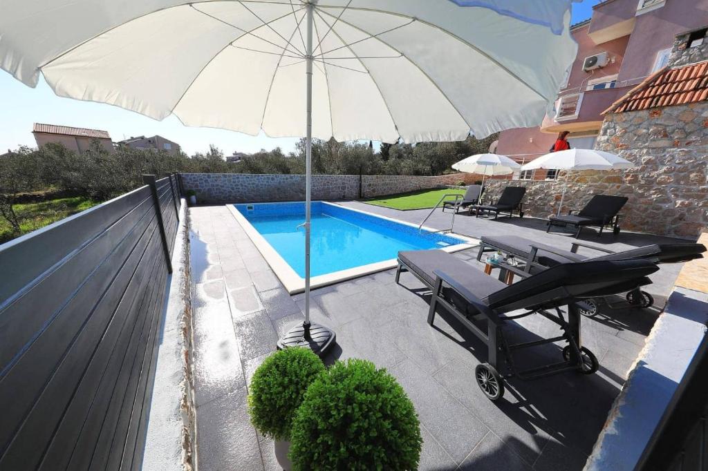 Bazén v ubytování Modern House Giulia nebo v jeho okolí