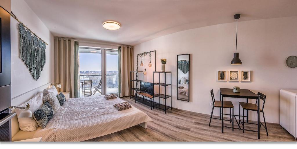 1 dormitorio con cama, mesa y escritorio en Waterfront Boutique Suite, en Budapest