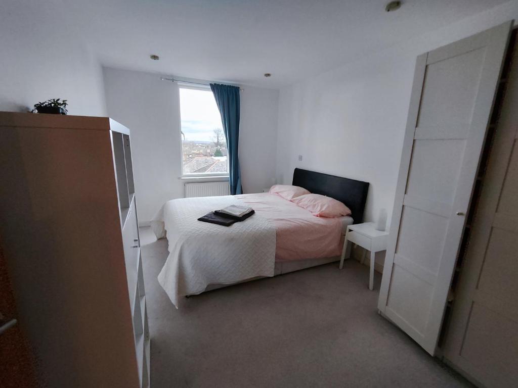Spacious & Serene Stay in London - One-Bedroom Apartment