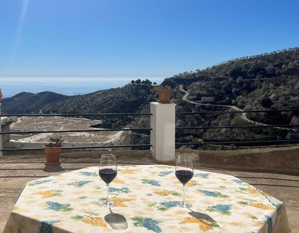 zwei Gläser Rotwein auf einem Tisch mit Aussicht in der Unterkunft BnS - Casa La Prensa - Alpujarra in Sorvilán
