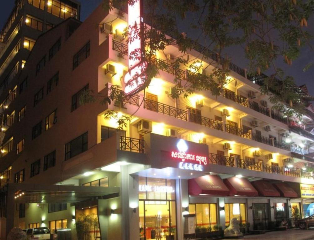 金邊的住宿－豪華河濱酒店，建筑一侧有标志的酒店