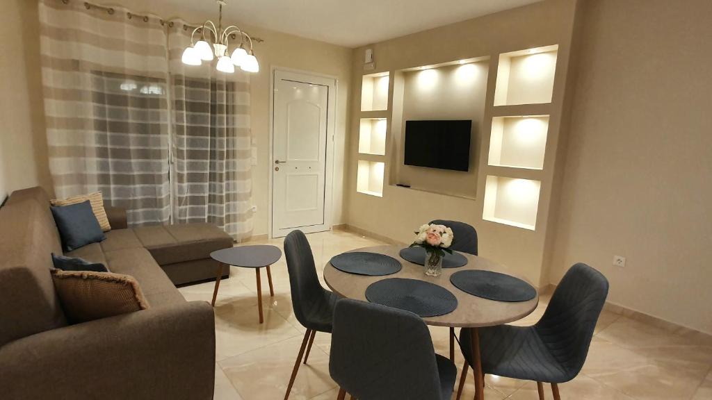 克雷馬斯蒂的住宿－Ma Maison Bleue，客厅配有桌子和沙发